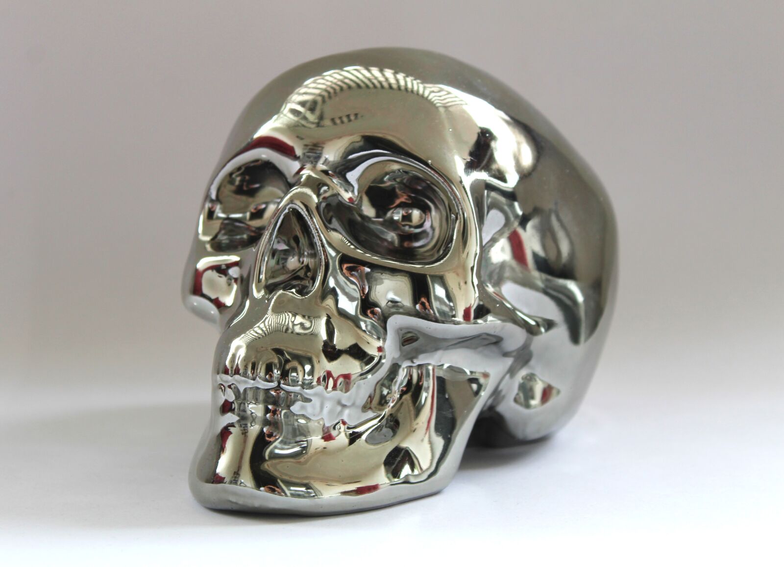 Canon EOS 1300D (EOS Rebel T6 / EOS Kiss X80) sample photo. Skull and crossbones, silver photography