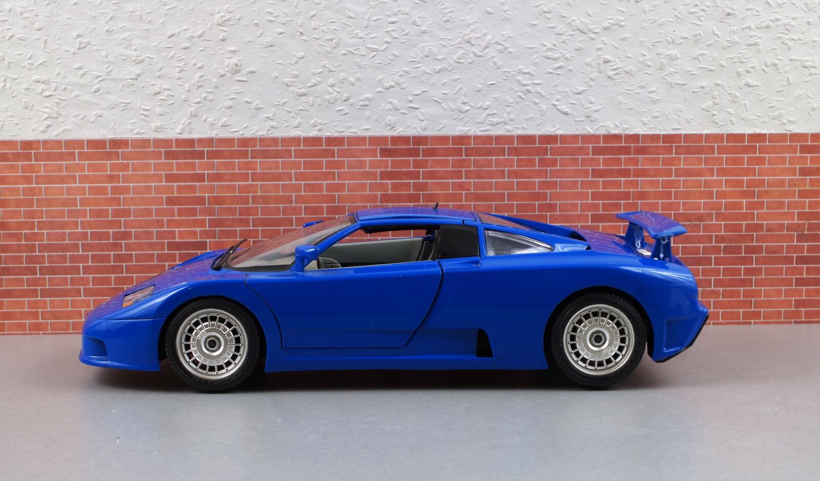 Sony DT 18-70mm F3.5-5.6 sample photo. Model car, bugatti, model photography