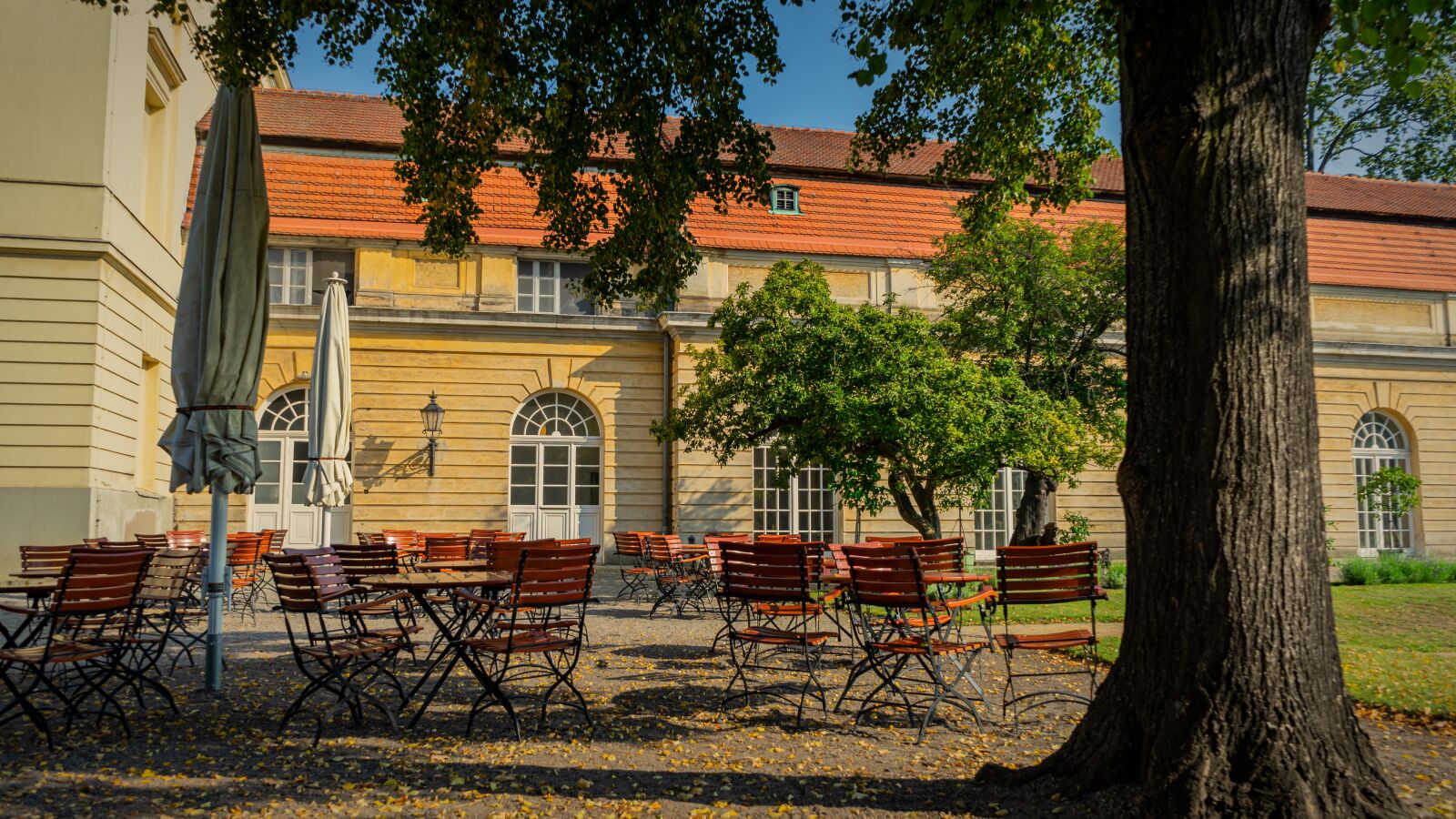 Sony a7 II + Sony FE 28-70mm F3.5-5.6 OSS sample photo. Castle park, schlossgarten, castle photography