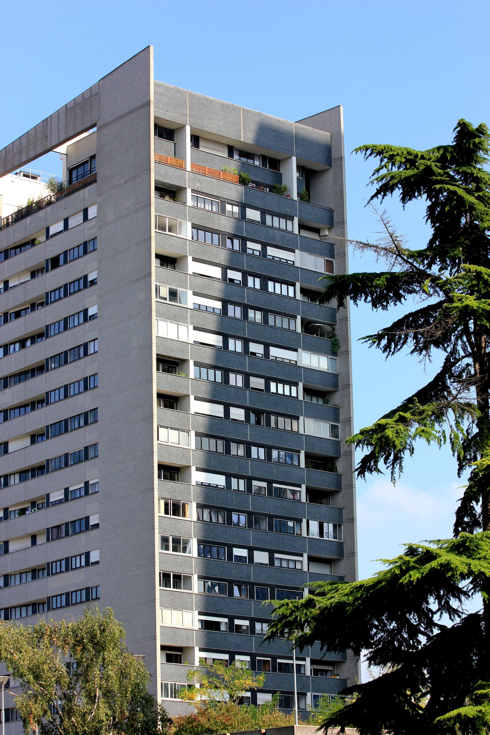 Canon EOS 550D (EOS Rebel T2i / EOS Kiss X4) sample photo. Courbevoie, building, trees photography
