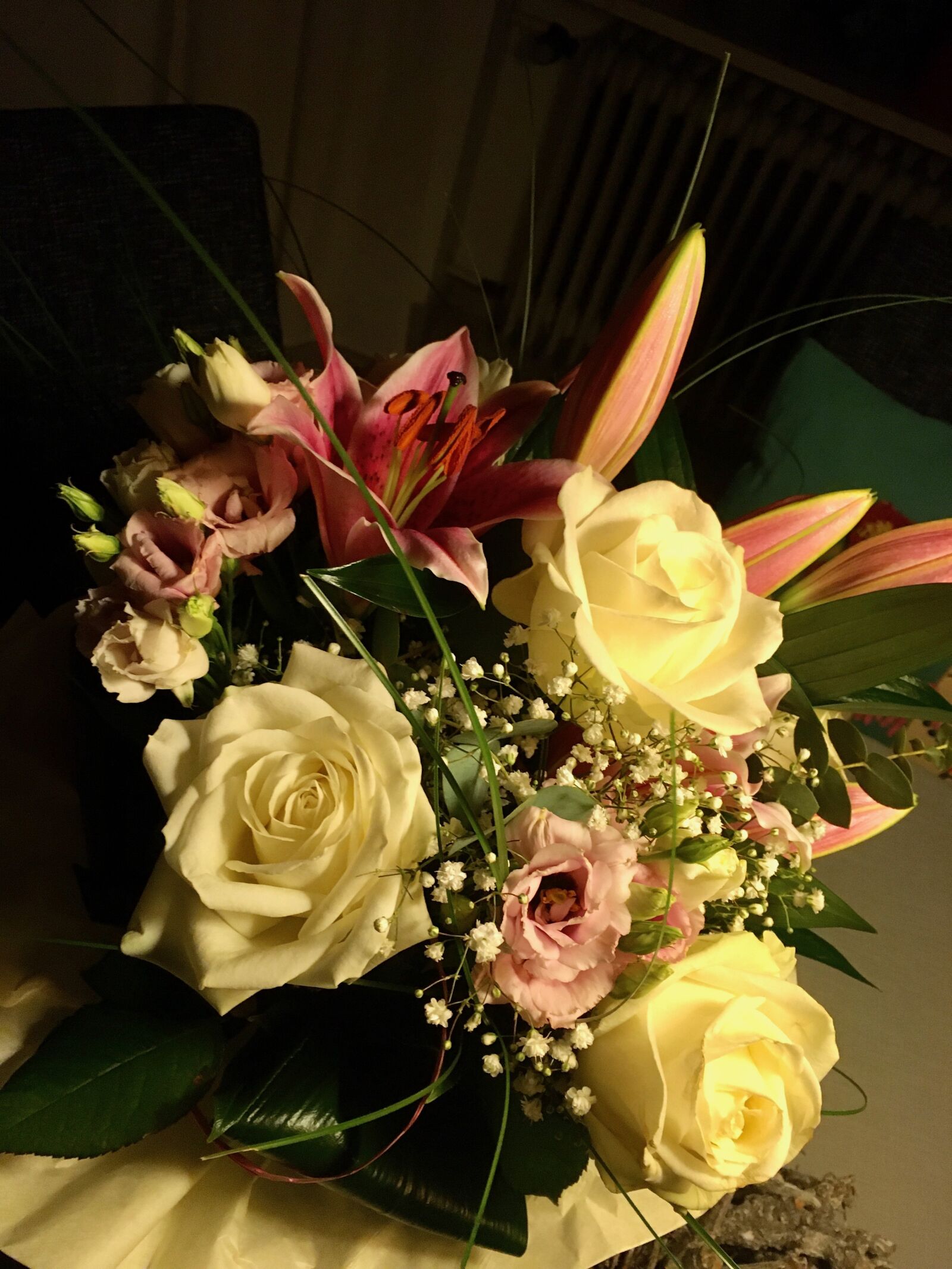 iPhone SE back camera 4.15mm f/2.2 sample photo. Flowers, bouquet, roses photography