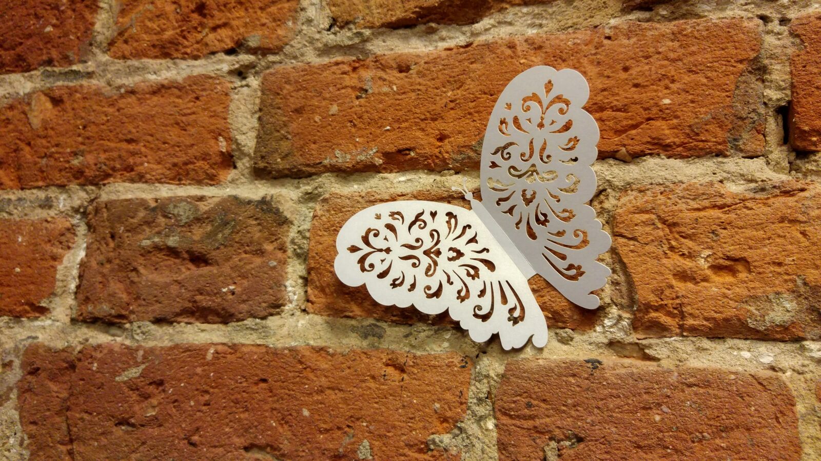 LG G4 sample photo. Paper butterfly, brick, red photography