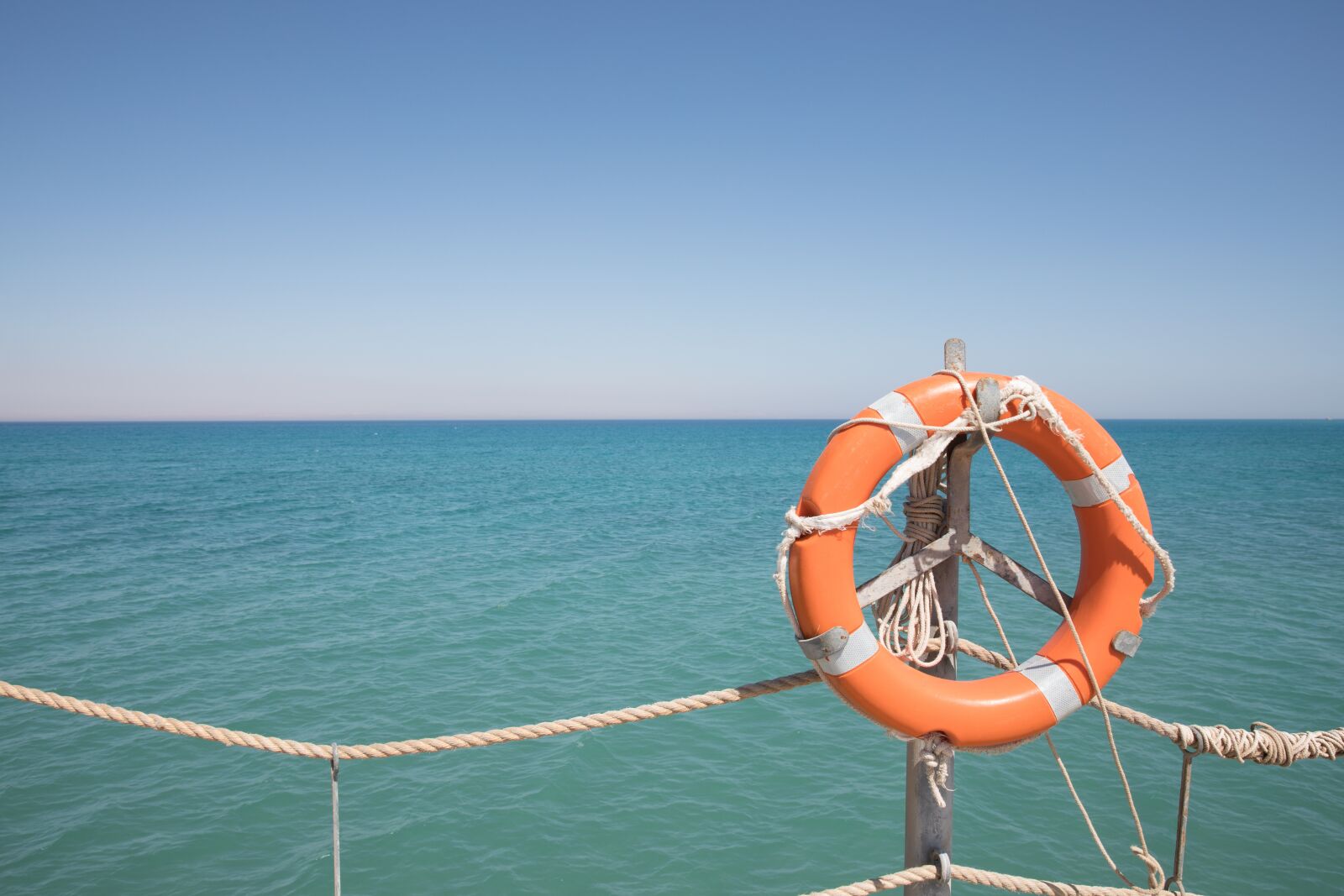 Canon EF 24-70mm F2.8L II USM sample photo. Sea, rope, blue photography