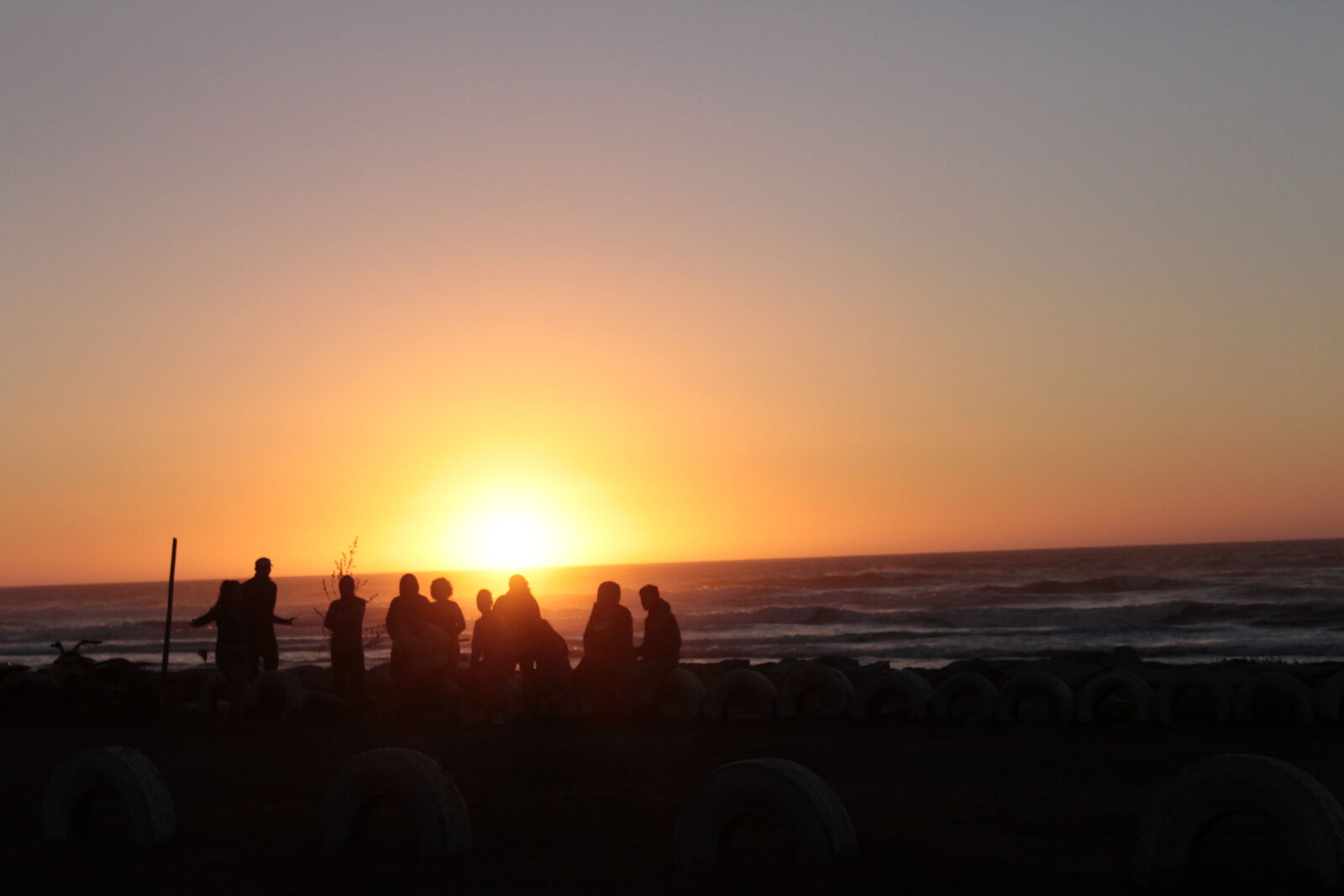 Canon EOS 1200D (EOS Rebel T5 / EOS Kiss X70 / EOS Hi) sample photo. Beach, people, sunset photography