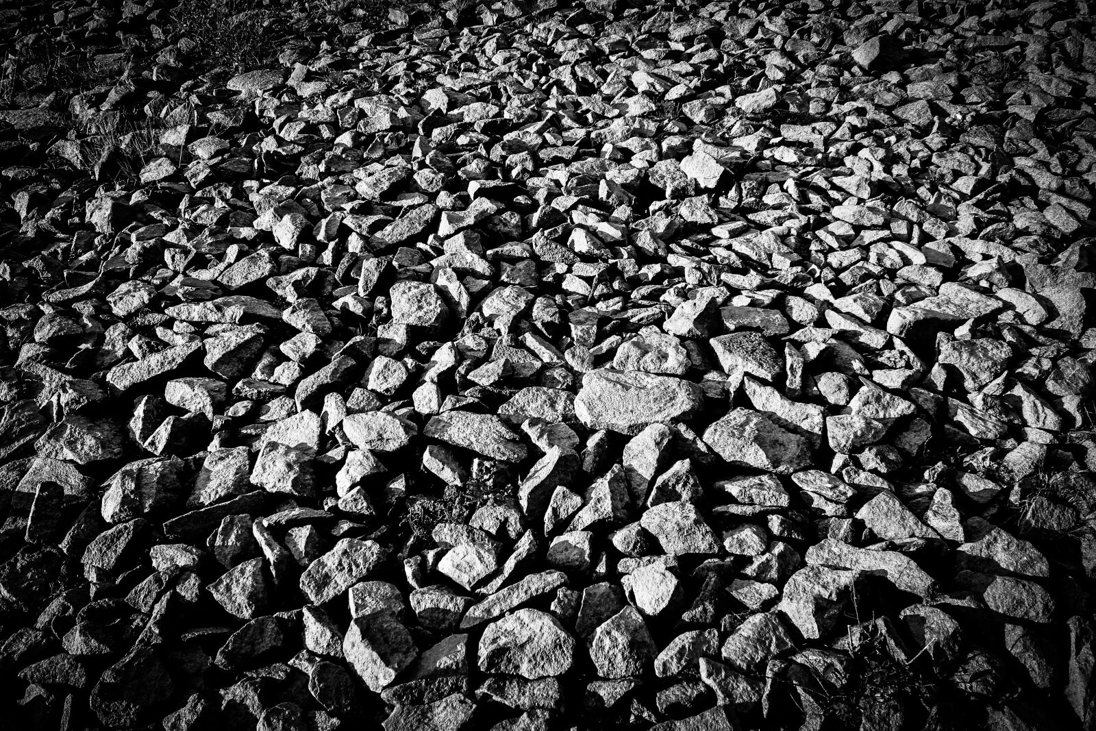 Canon EF-S 18-55mm F3.5-5.6 IS sample photo. Black and white, rocks photography