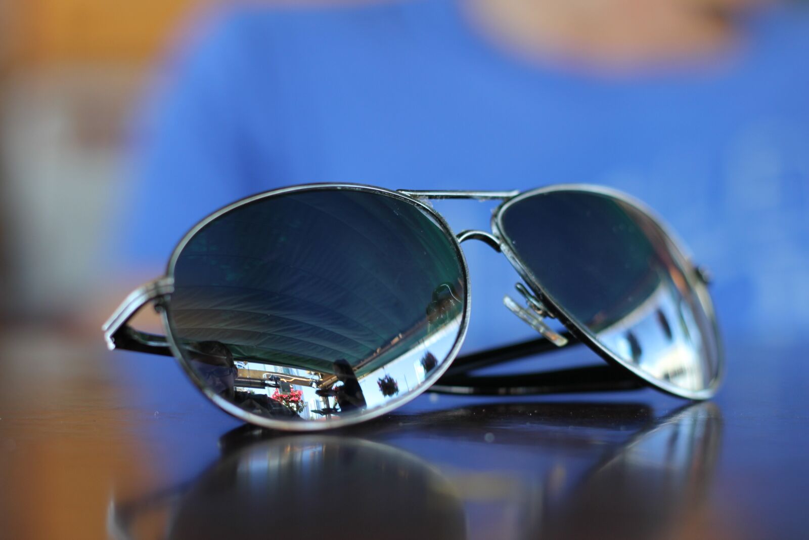 Canon EOS 550D (EOS Rebel T2i / EOS Kiss X4) sample photo. Sunglasses, reflection, accessory photography