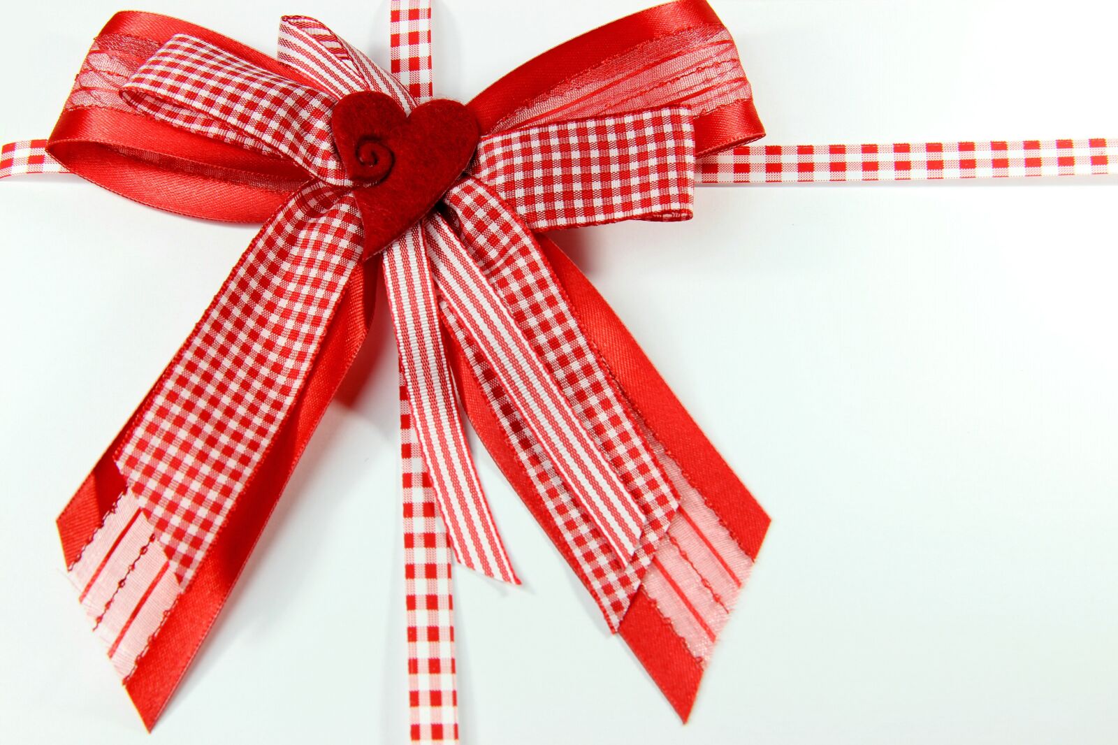Canon EOS 600D (Rebel EOS T3i / EOS Kiss X5) sample photo. Loop, red, gift tape photography