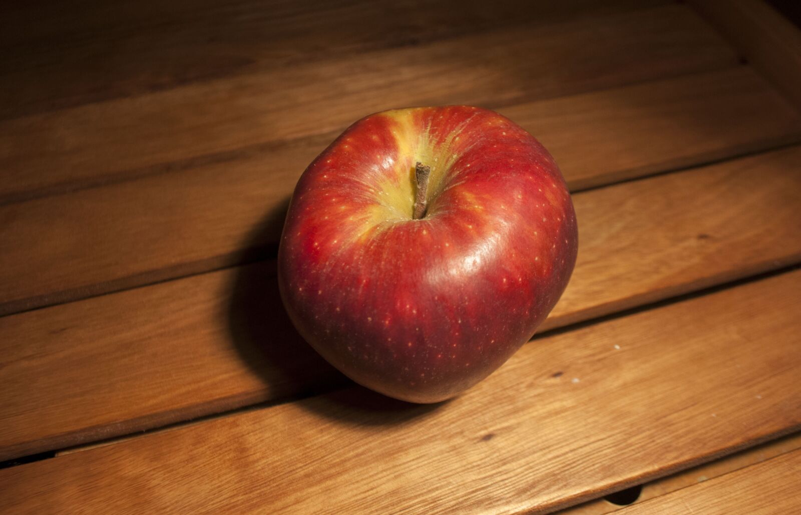 Nikon D90 sample photo. Apple, red, wood photography