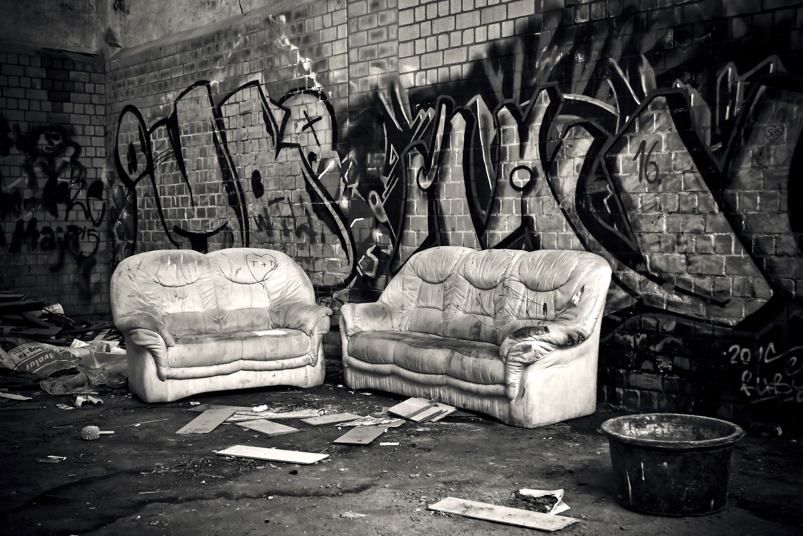Olympus OM-D E-M10 sample photo. Lost places, rooms, sofa photography