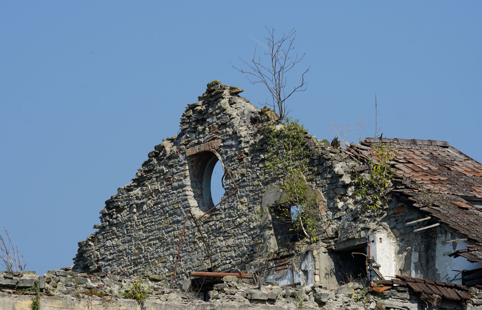 Sony ILCA-77M2 sample photo. Architecture, old, house, roof photography