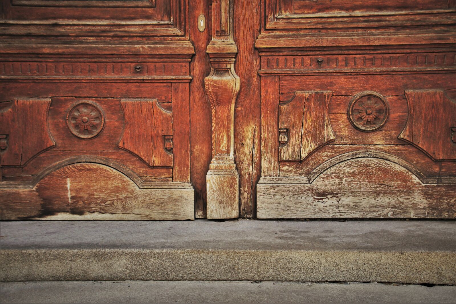 Canon EOS 80D sample photo. Wooden, old door, uncomfortable photography