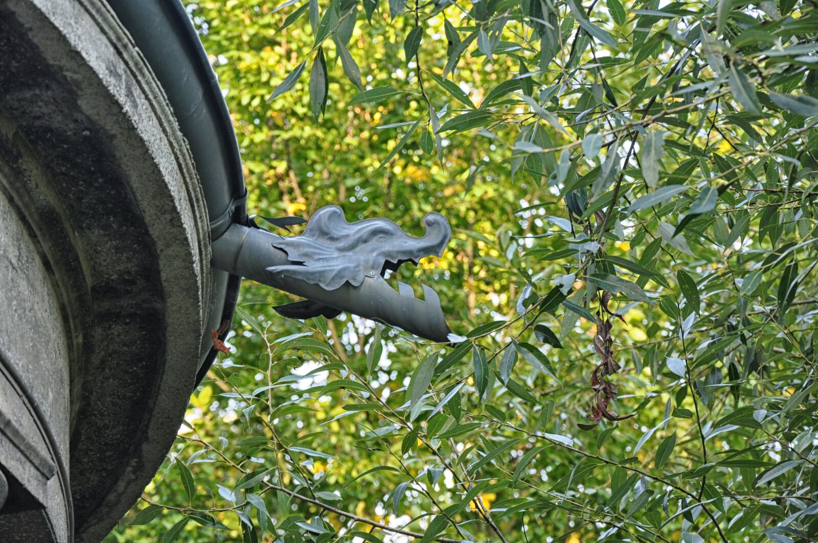 Nikon D90 sample photo. Gutter, gargoyle, decorating photography