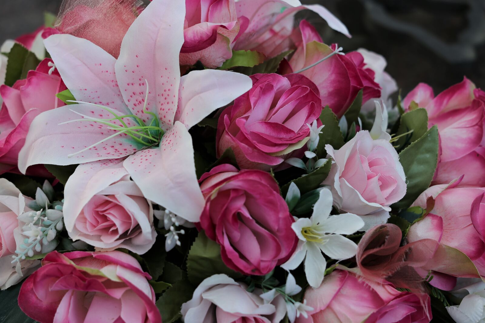 Canon EF 70-300 F4-5.6 IS II USM sample photo. Colorful artificial flowers, roses photography