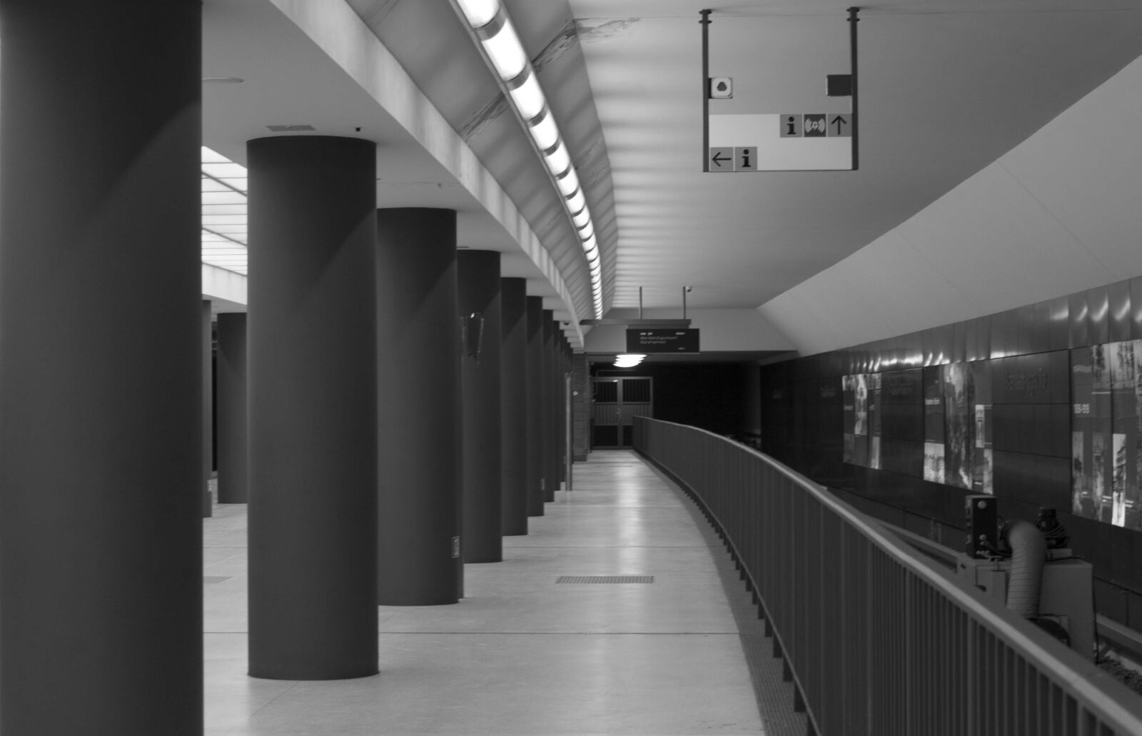 Canon EOS 1100D (EOS Rebel T3 / EOS Kiss X50) sample photo. Metro, berlin, b n photography