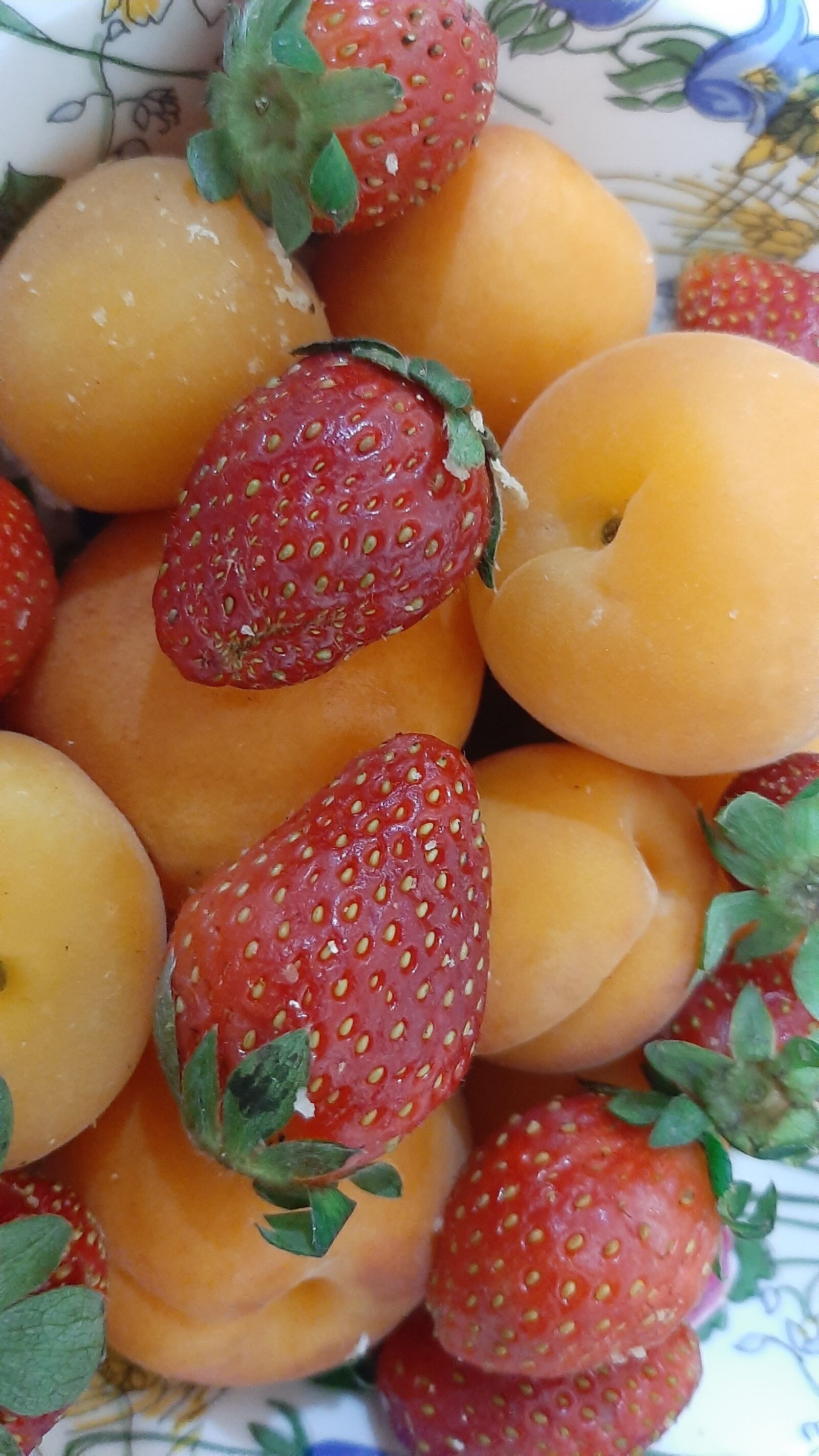 Samsung Galaxy A50 sample photo. Strawberry, fruits, apricot photography