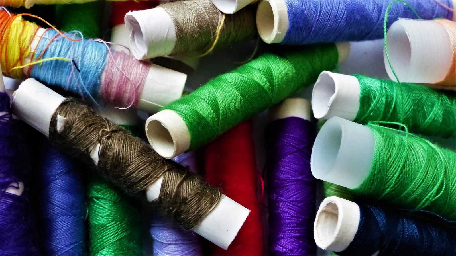 Panasonic Lumix DMC-FZ200 sample photo. Wire, couture, textile photography