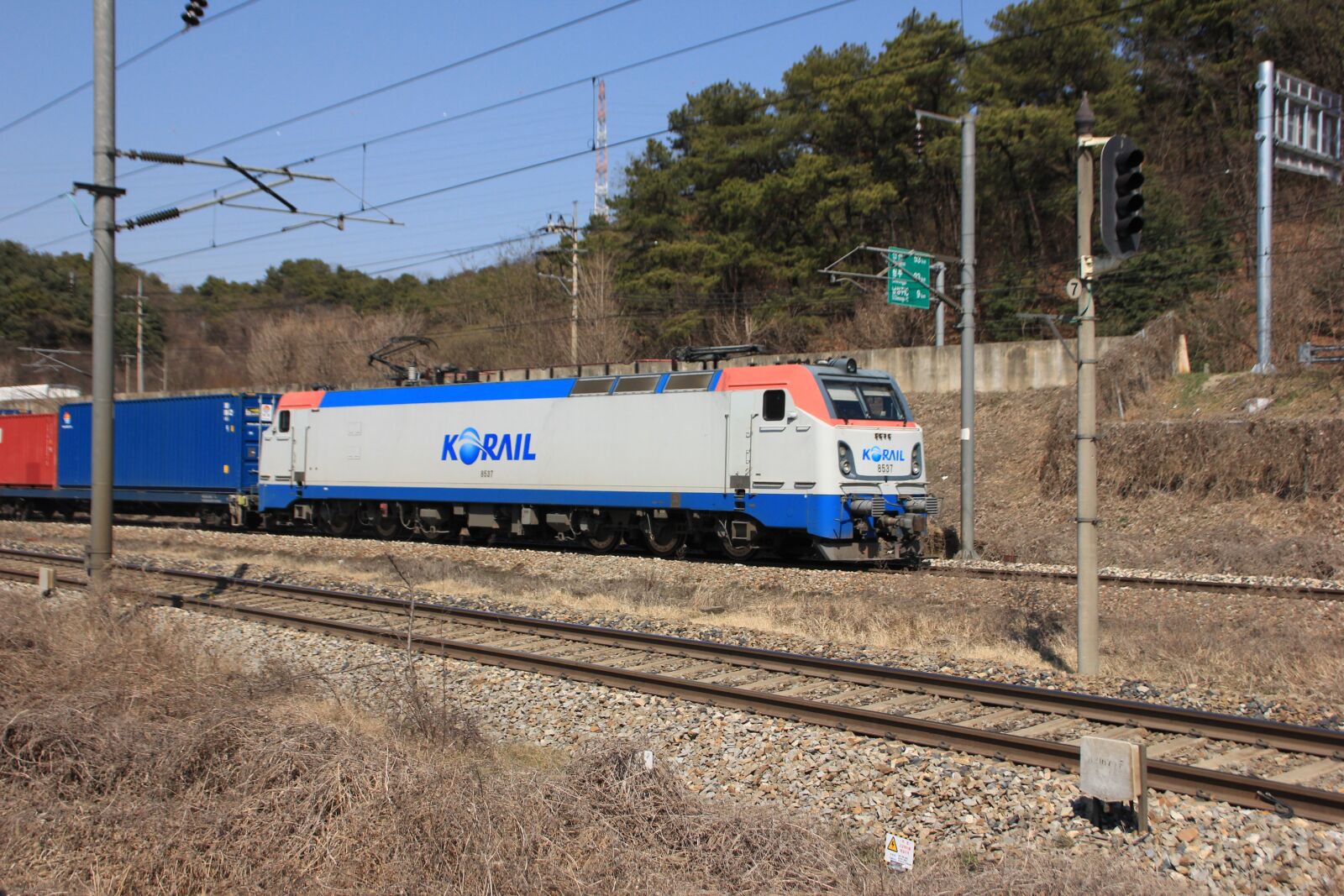 Canon EOS 600D (Rebel EOS T3i / EOS Kiss X5) sample photo. Korea, railway, transportation photography