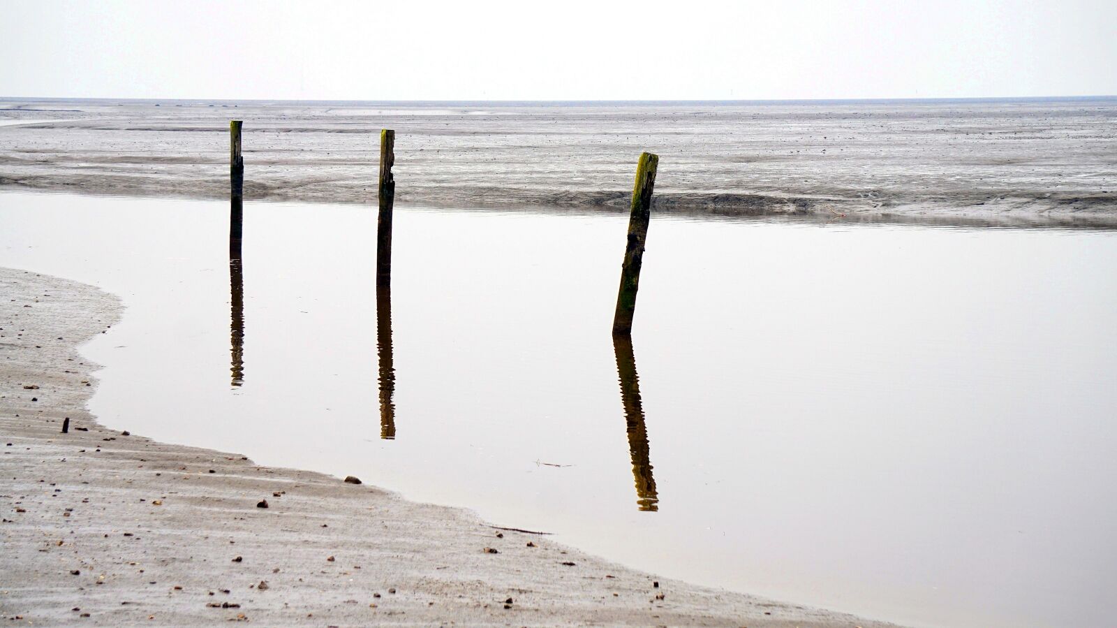 Sony Alpha a5000 (ILCE 5000) + Sony E 55-210mm F4.5-6.3 OSS sample photo. North sea, beach, winter photography