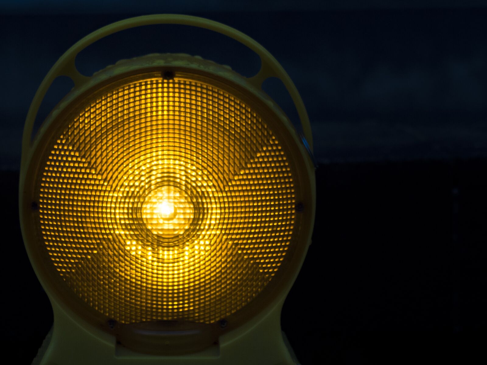 Olympus OM-D E-M5 II sample photo. Lantern, road, alert photography