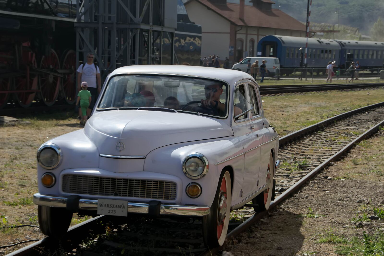 Canon EOS 600D (Rebel EOS T3i / EOS Kiss X5) sample photo. Car, railway, slovakia photography