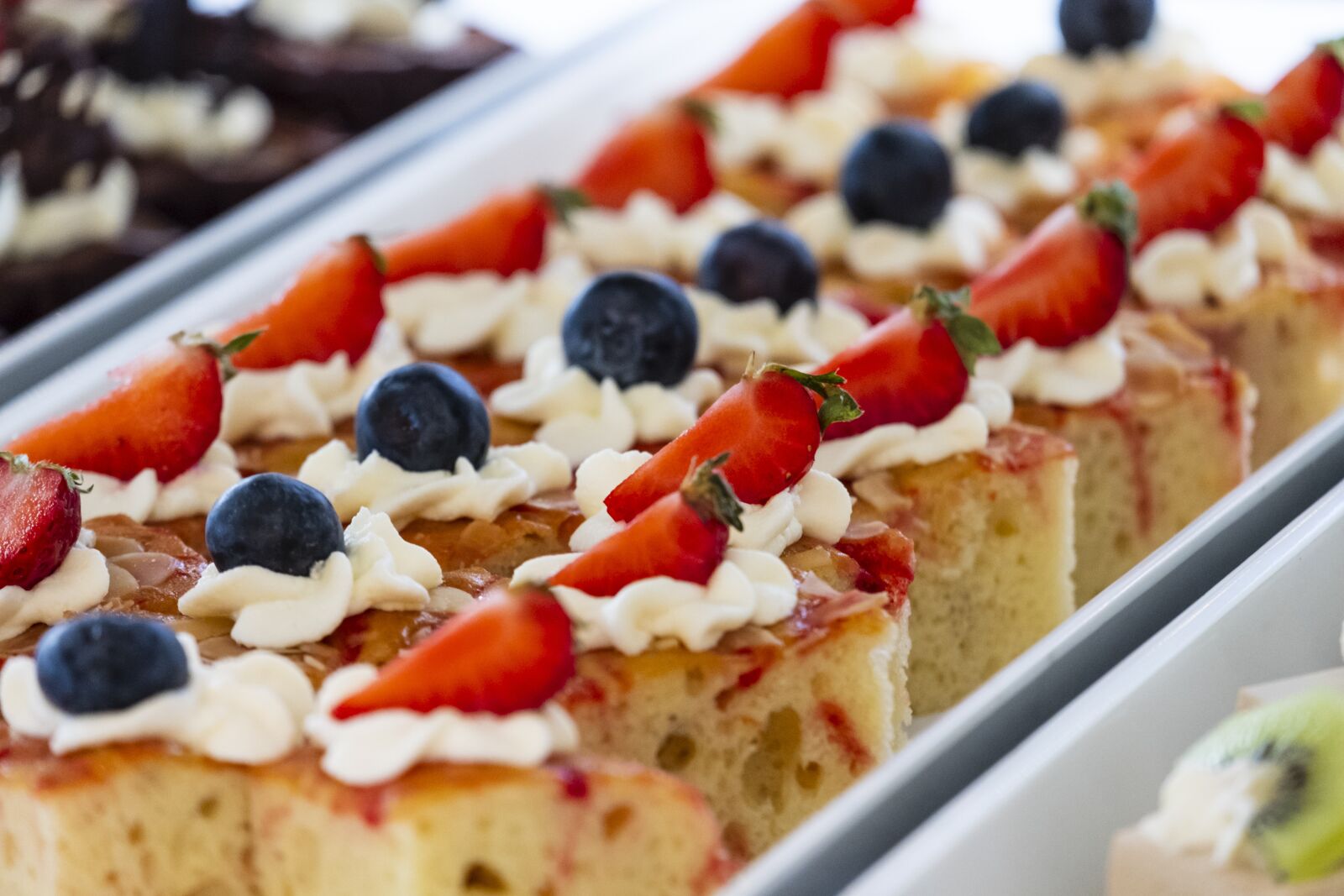 Fujifilm X-T2 + Fujifilm XF 55-200mm F3.5-4.8 R LM OIS sample photo. Dessert, cake, chunks photography