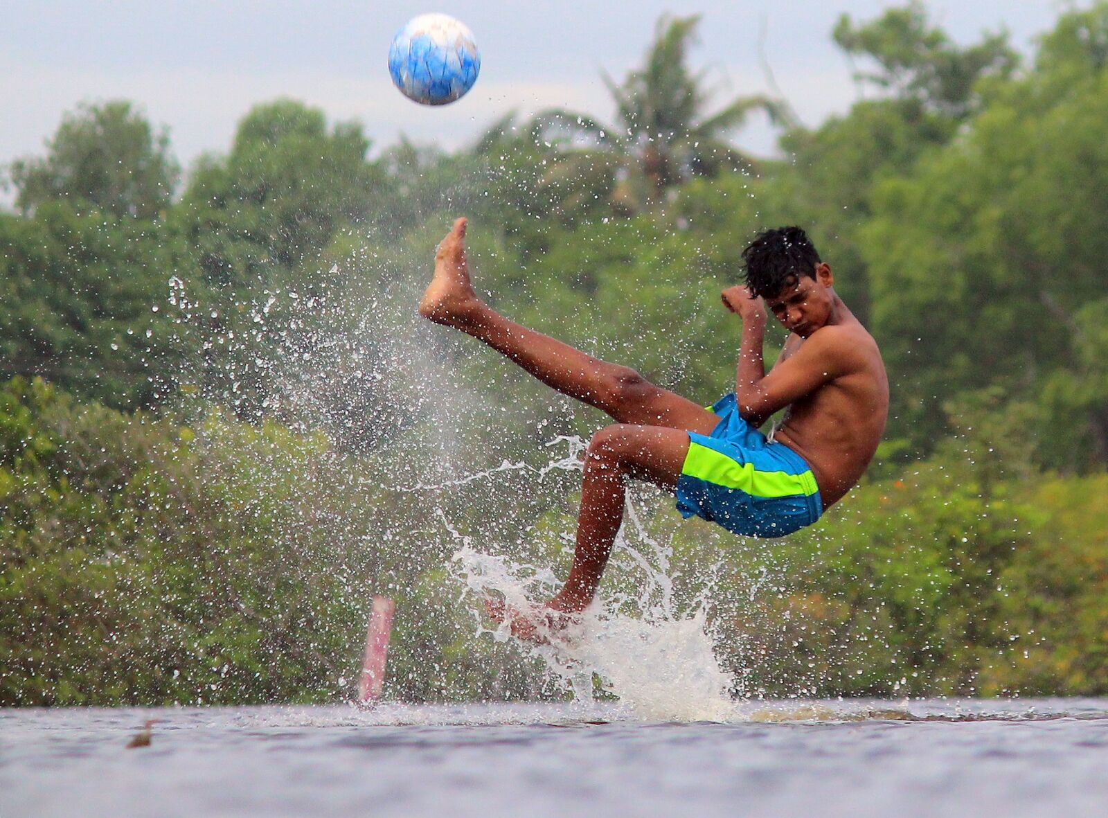 Canon EOS 600D (Rebel EOS T3i / EOS Kiss X5) sample photo. Water, fun, action photography
