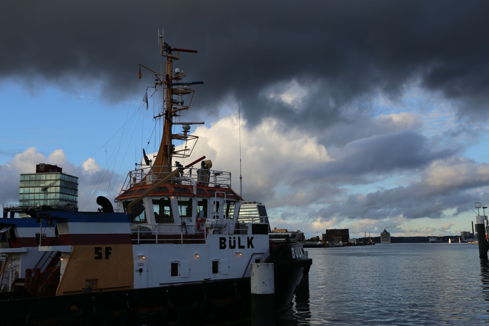 Canon EF 24-105mm F3.5-5.6 IS STM sample photo. Ship, kiel, clouds photography