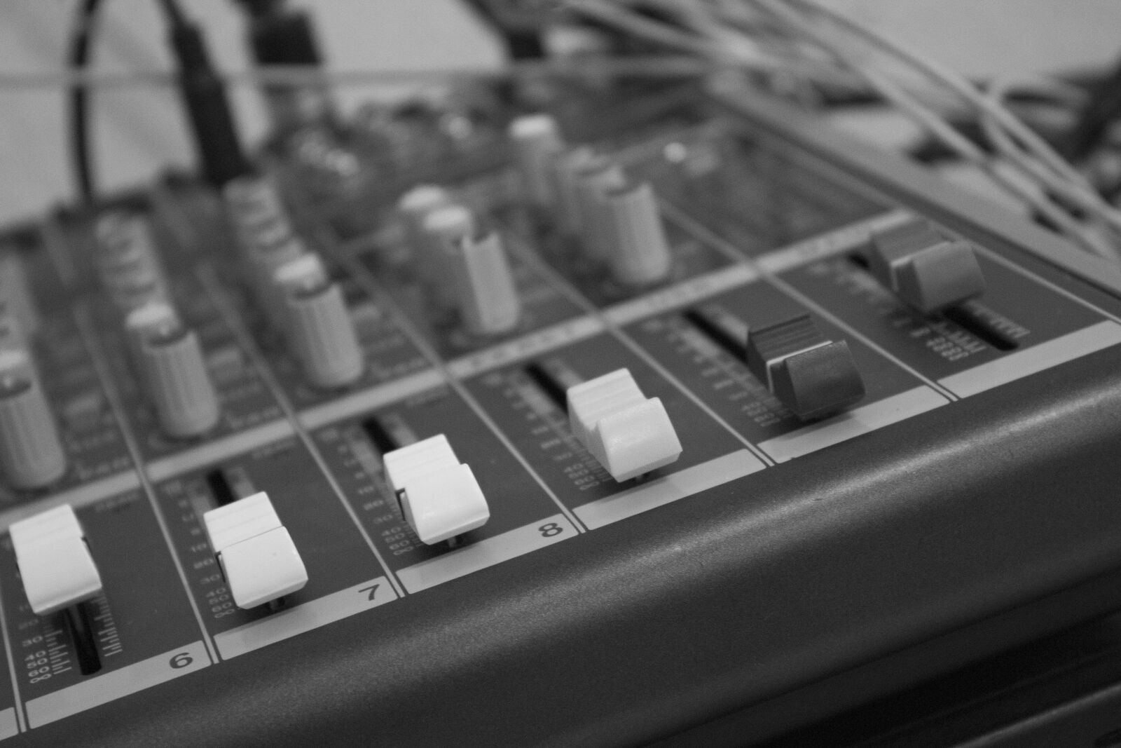 Canon EOS 600D (Rebel EOS T3i / EOS Kiss X5) sample photo. Sound table, sound, music photography