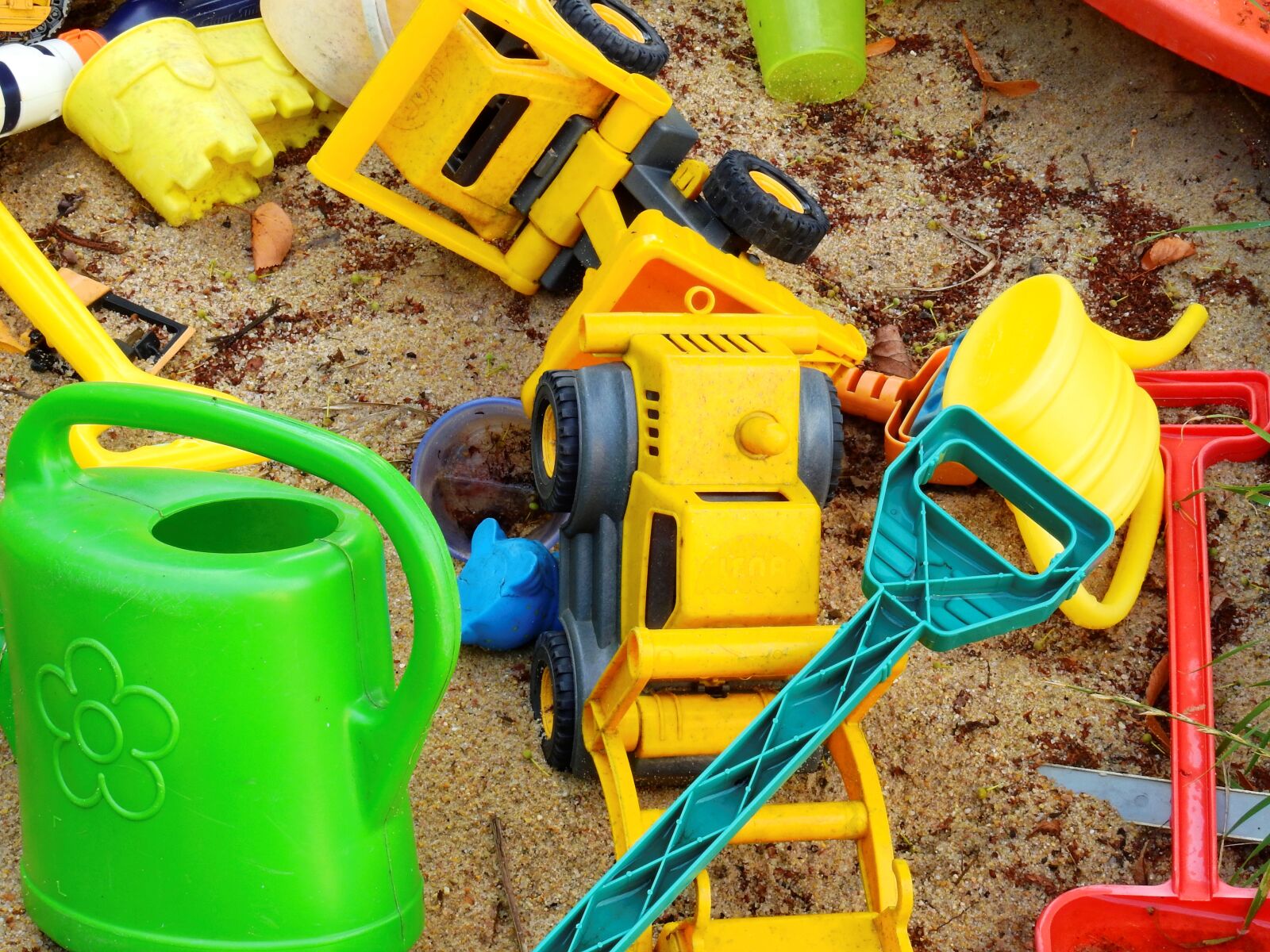 Nikon Coolpix P900 sample photo. Sand, sand pit, toys photography