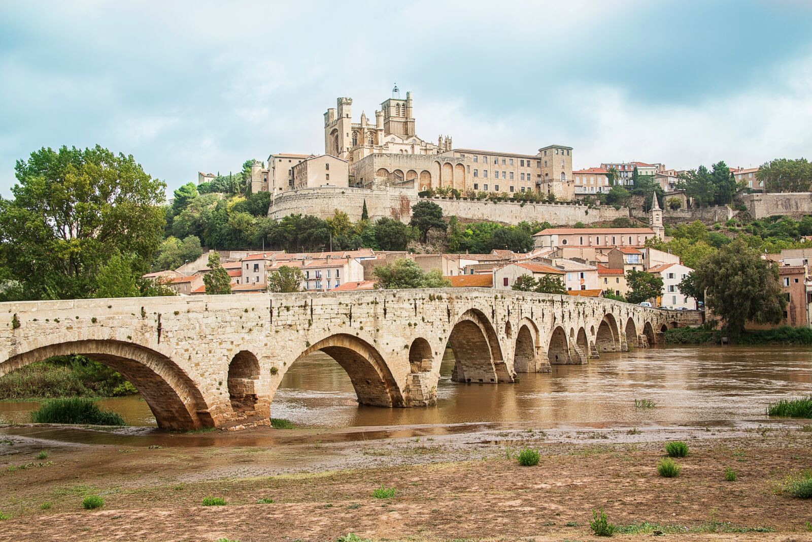Canon EOS 5D Mark III sample photo. Fortification, basilica, béziers photography