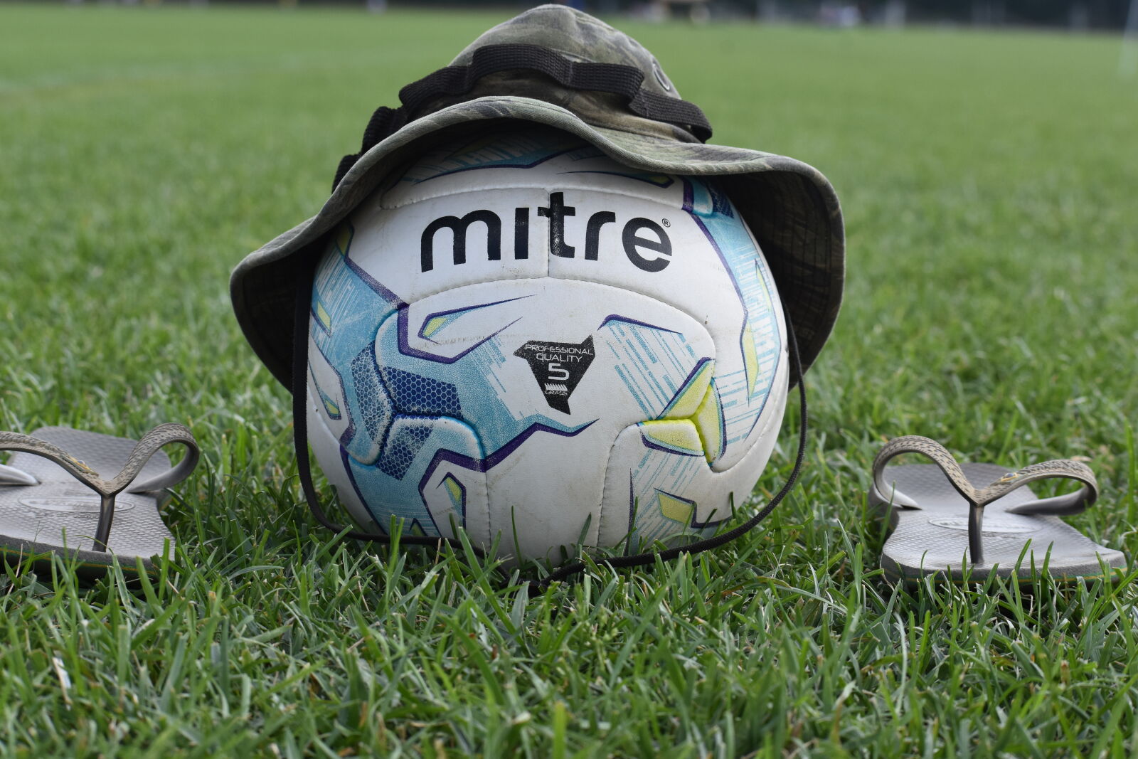 Nikon D7200 sample photo. Bucket, hat, flip, flops photography