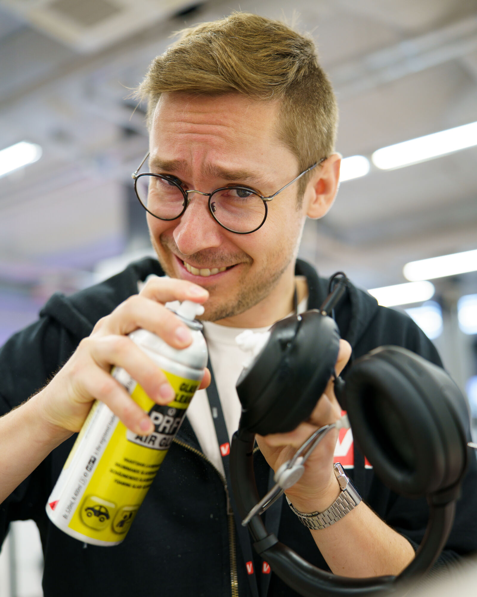 SAMYANG AF 35-150mm F2-2.8 sample photo. Cleaning man photography