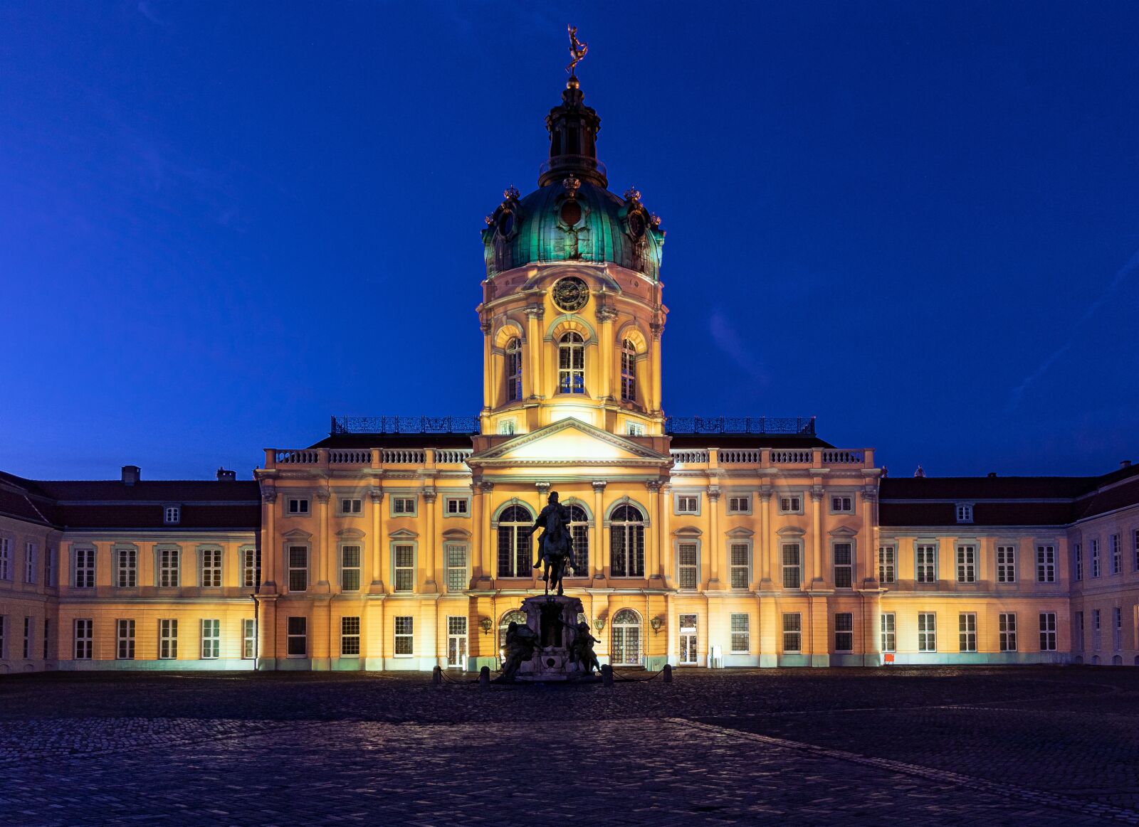 Canon EF-S 10-18mm F4.5–5.6 IS STM sample photo. Charlottenburg palace, palace, building photography