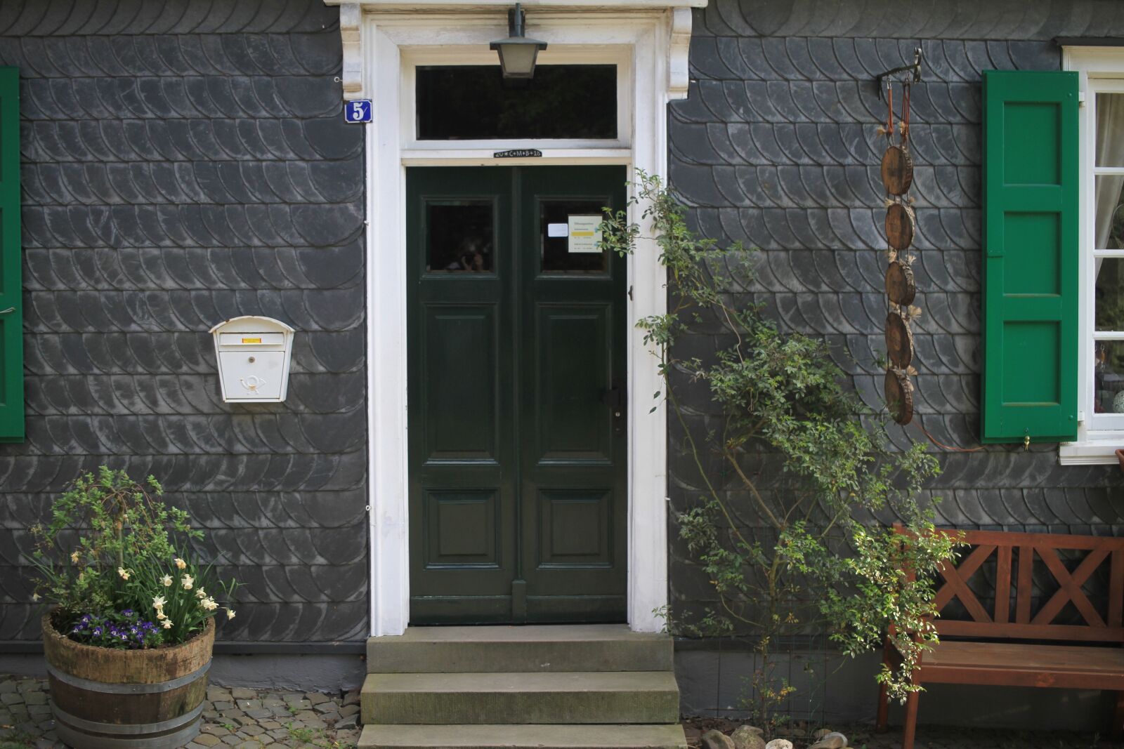 Canon EF-S 35mm F2.8 Macro IS STM sample photo. Castle, door, wooden door photography