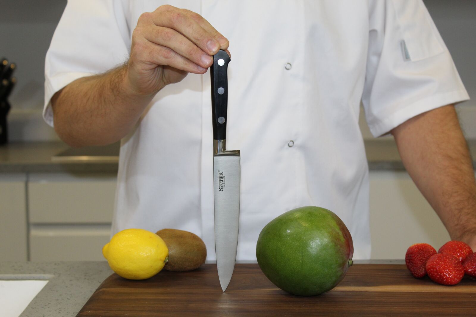 Canon EOS 1300D (EOS Rebel T6 / EOS Kiss X80) sample photo. Chef, hand, cooking photography