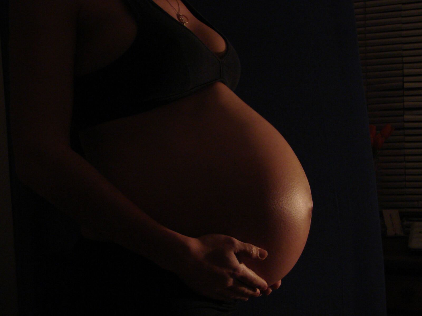 Sony DSC-H5 sample photo. Belly, pregnancy, black photography