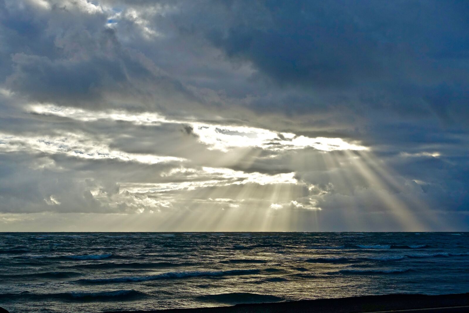 Sony Cyber-shot DSC-RX100 III sample photo. Sun, rays, sea photography
