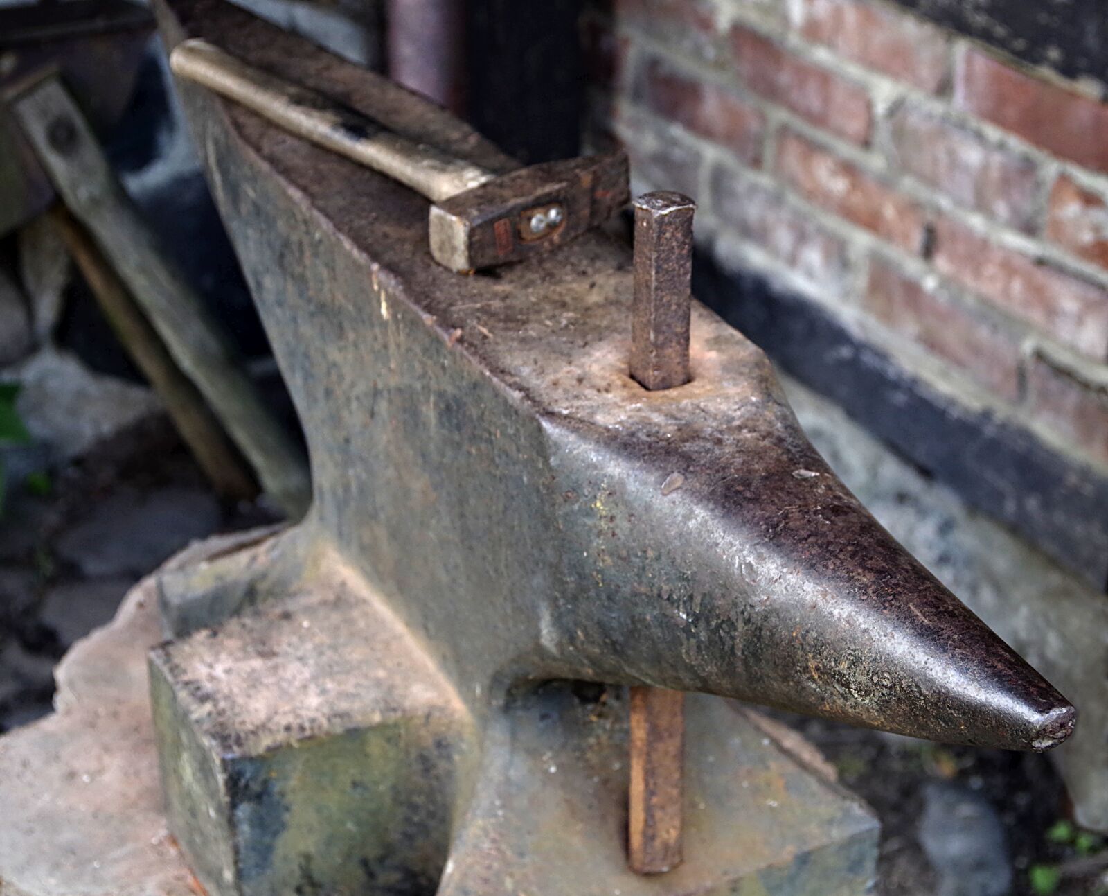 Pentax K-S2 sample photo. Anvil, hammer, chase photography
