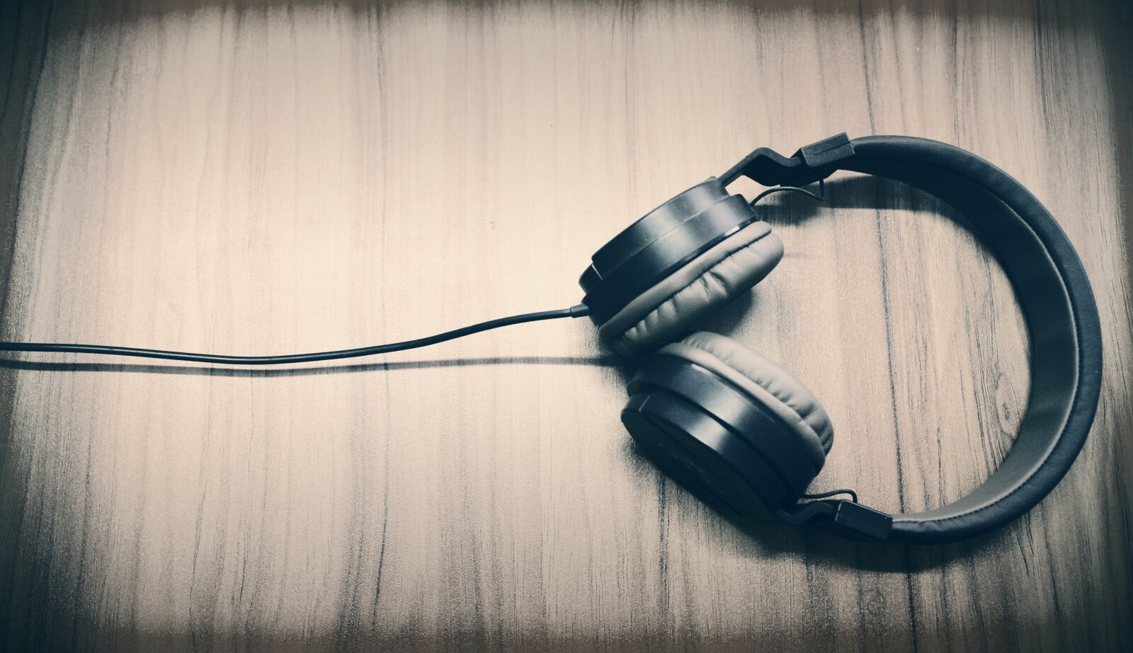 Canon EOS 700D (EOS Rebel T5i / EOS Kiss X7i) sample photo. Music, headphone, caption photography