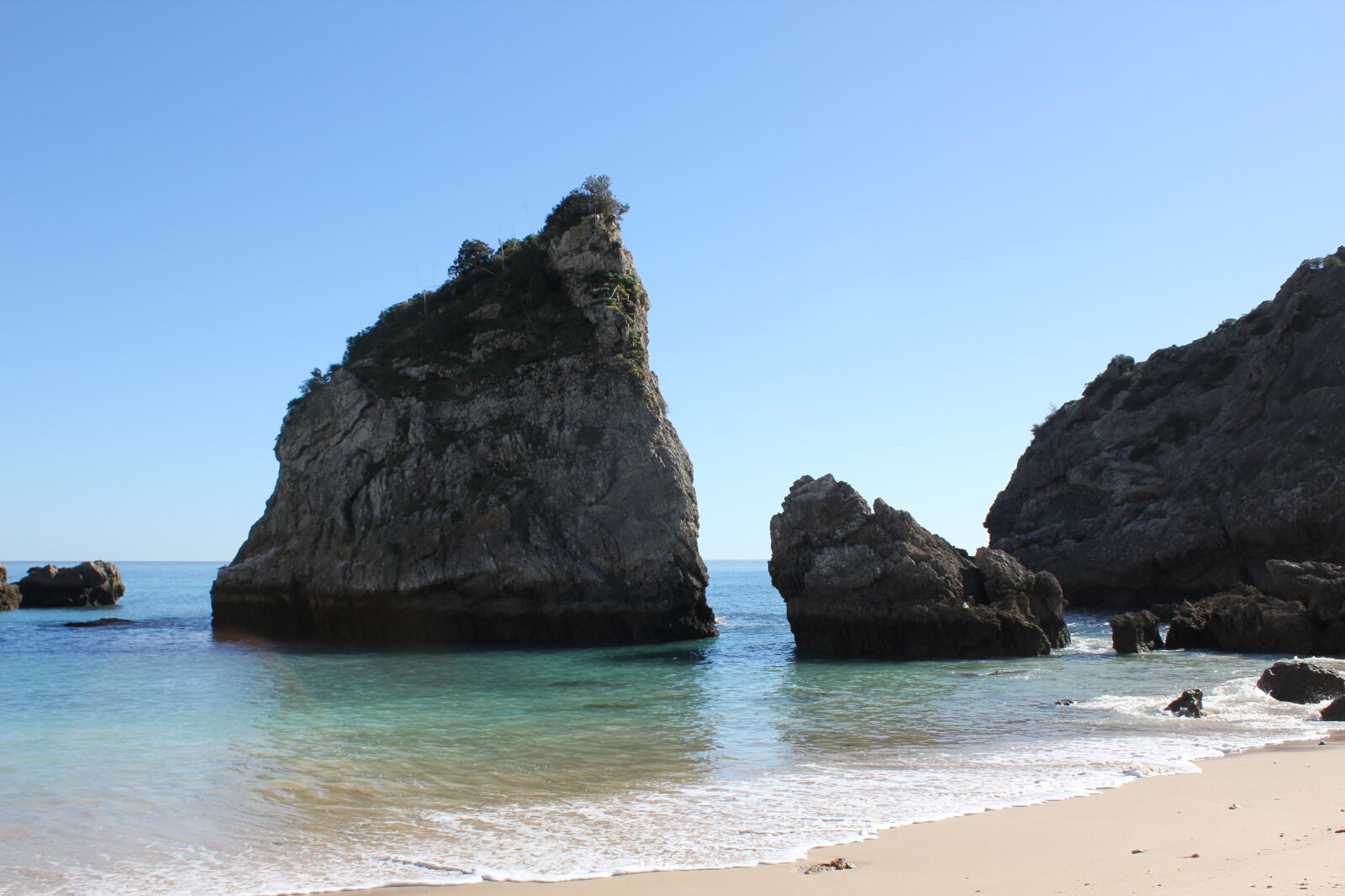 Canon EOS 550D (EOS Rebel T2i / EOS Kiss X4) sample photo. Beach, coastline, rocks photography