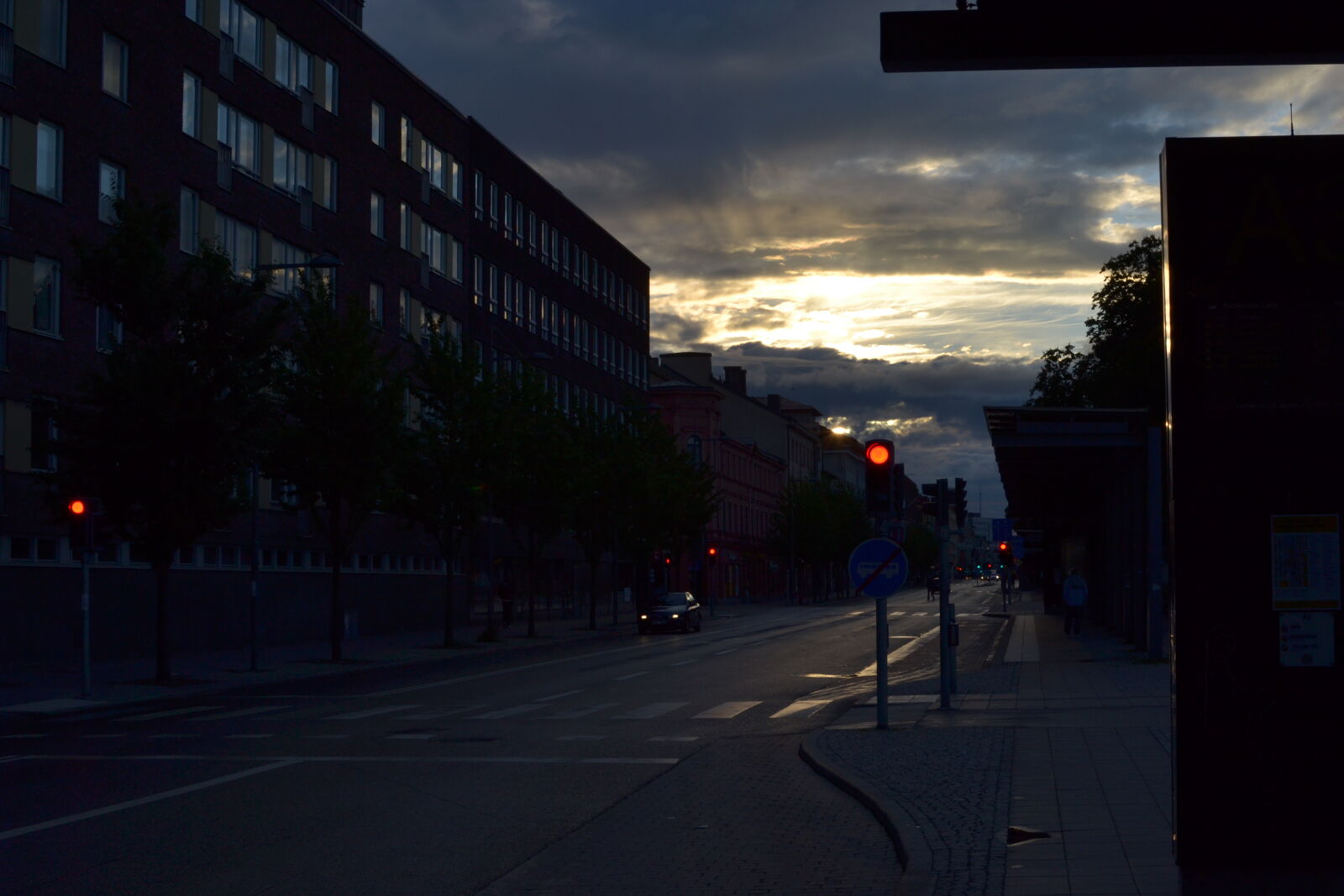 Nikon D3100 + Nikon AF-S DX Nikkor 35mm F1.8G sample photo. City, clouds, twilight photography