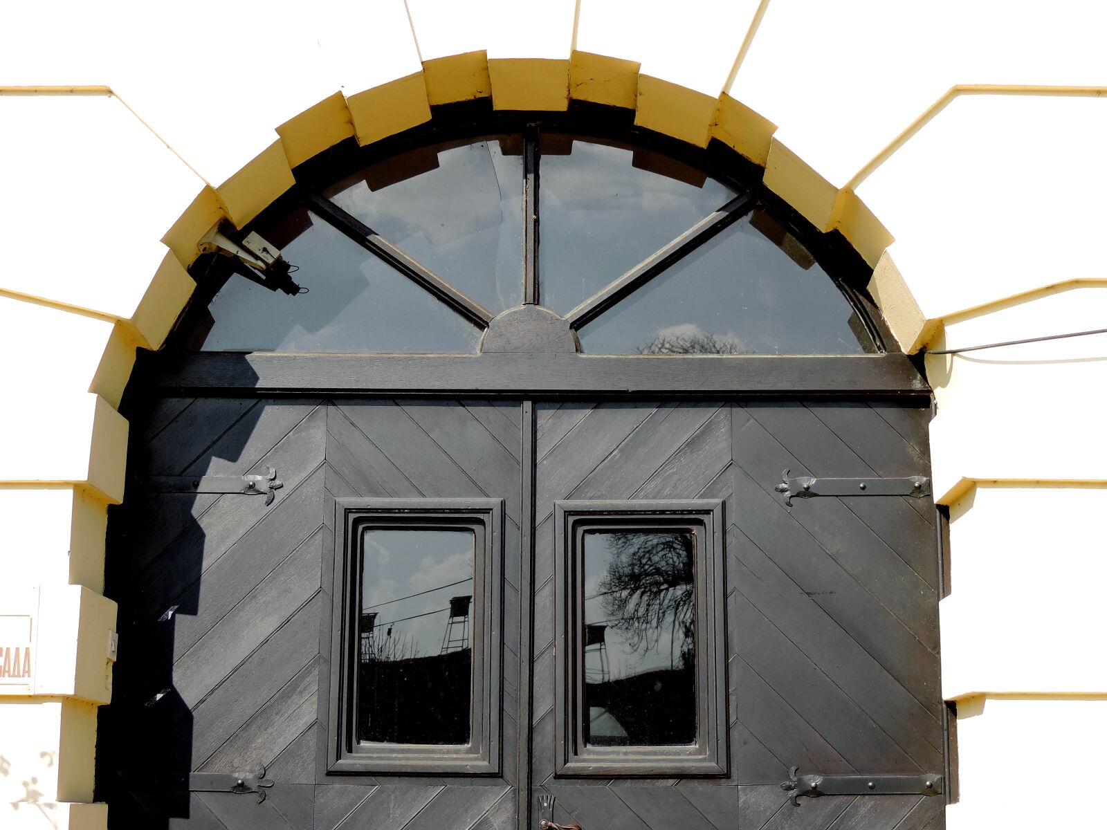 Nikon Coolpix P520 sample photo. Front door, building, architecture photography