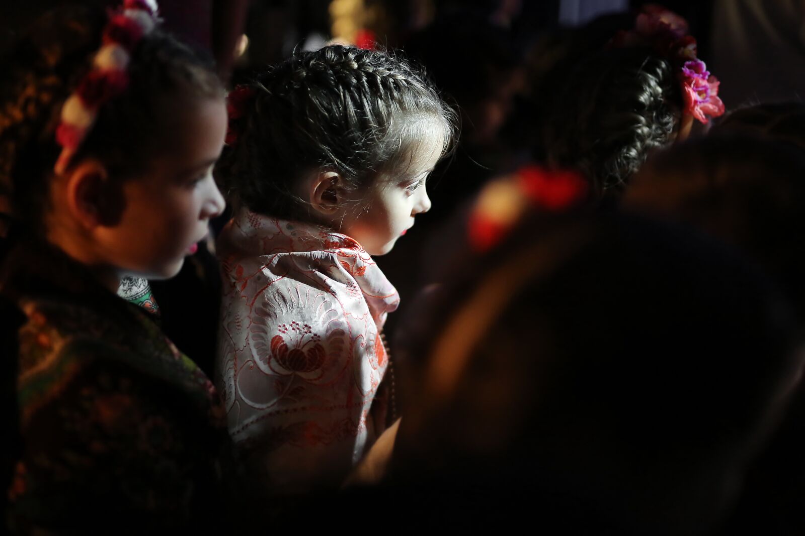 Canon EOS 5D Mark III sample photo. Children, shadow, audience, darkness photography