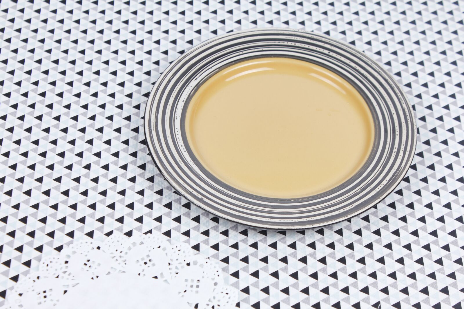Canon EOS 550D (EOS Rebel T2i / EOS Kiss X4) sample photo. Plate, pattern, round platter photography