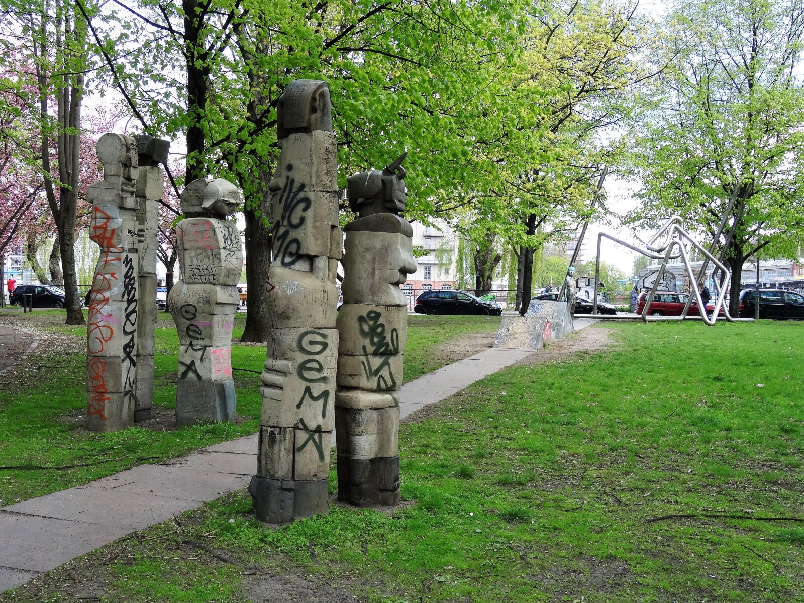 Sony Cyber-shot DSC-HX50V sample photo. Berlin, totem pole, park photography