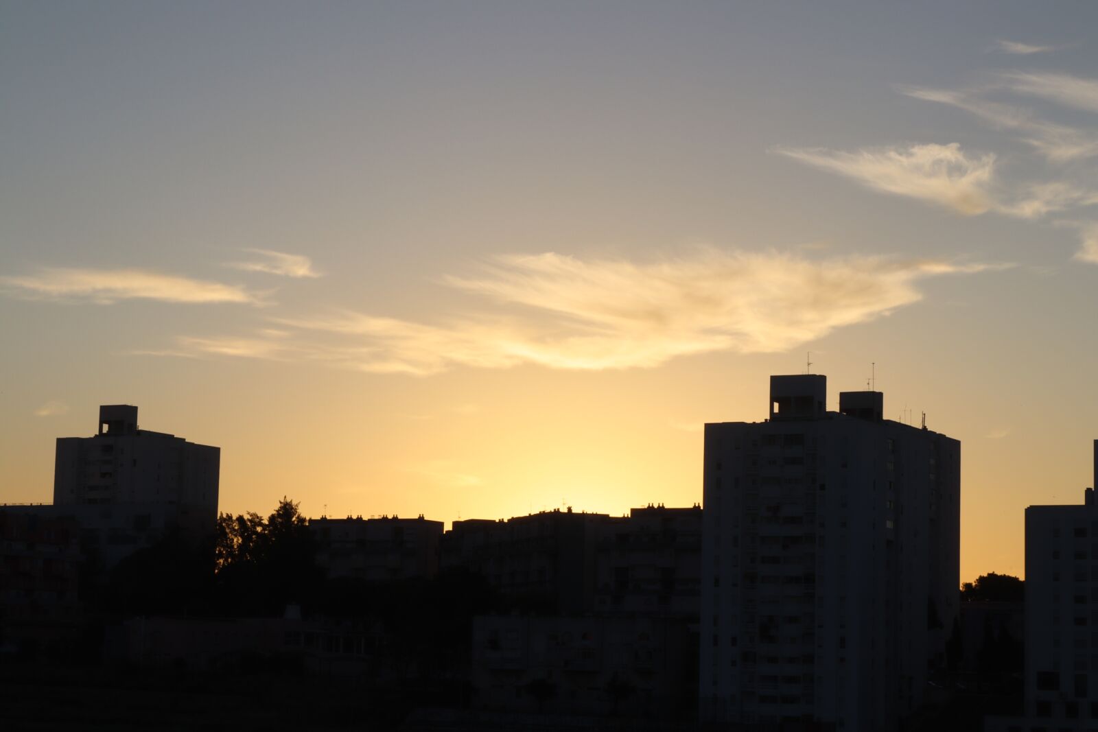 Canon EOS 250D (EOS Rebel SL3 / EOS Kiss X10 / EOS 200D II) sample photo. Sunset, city, landscape photography