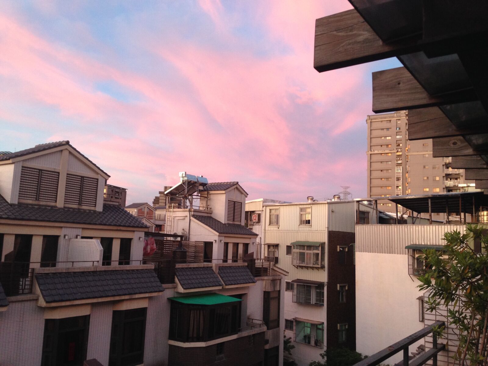 iPhone 5 back camera 4.12mm f/2.4 sample photo. Dawn, early in the photography