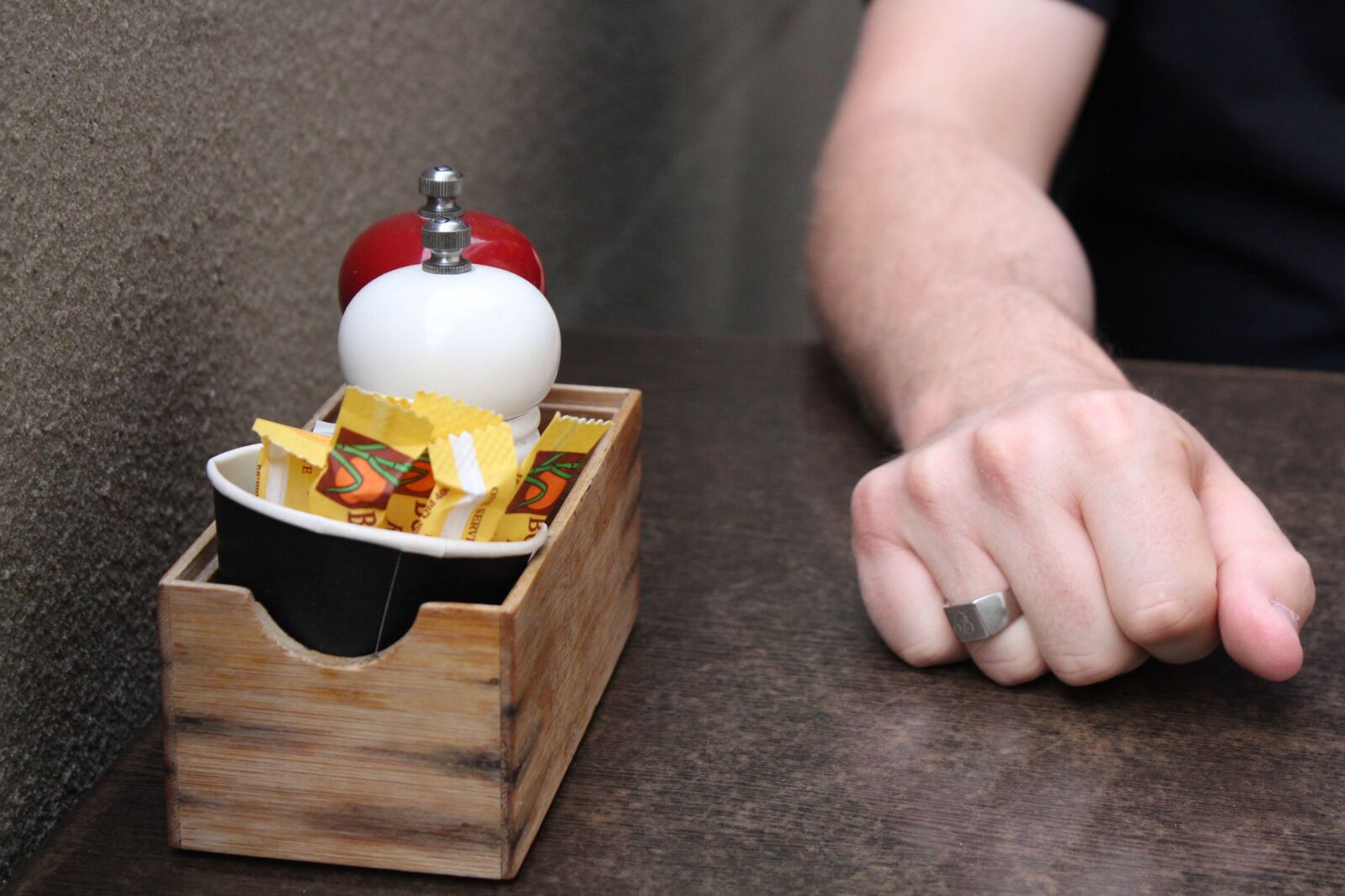 Canon EOS 650D (EOS Rebel T4i / EOS Kiss X6i) sample photo. Café, cafe table, fist photography