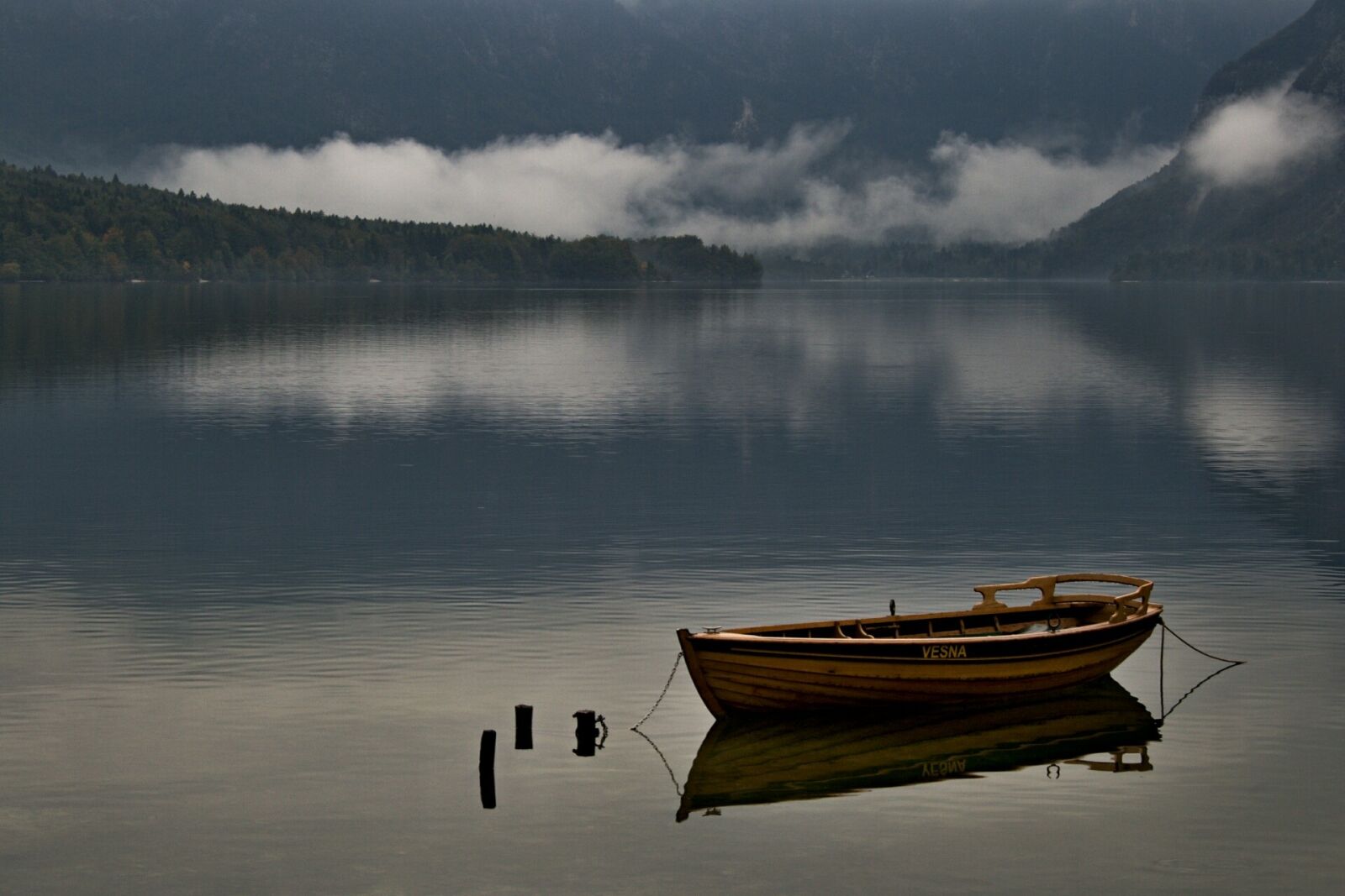 Canon EOS 400D (EOS Digital Rebel XTi / EOS Kiss Digital X) sample photo. Slovenia, lake, bohinj photography