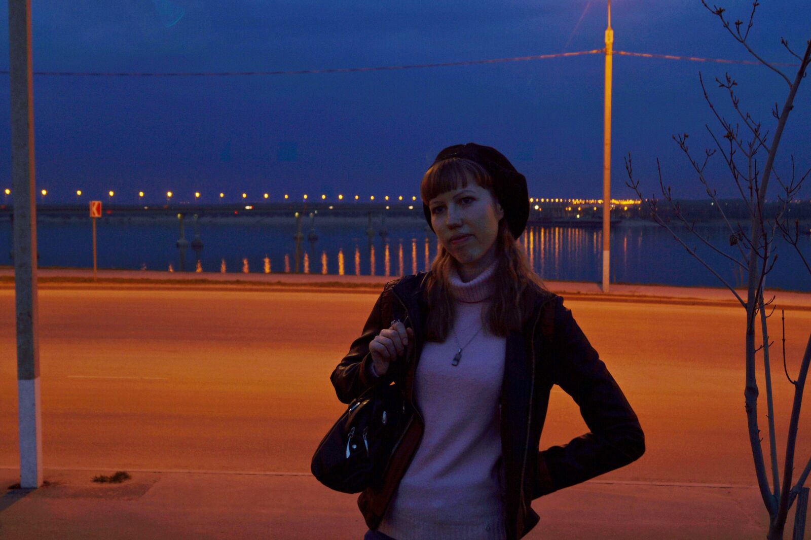 Sony DT 18-55mm F3.5-5.6 SAM II sample photo. Evening, girl, thinking photography